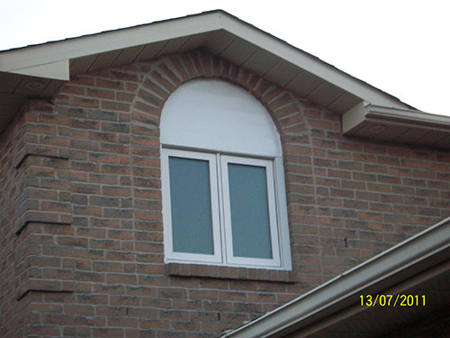 Window installation with special shap aluminum capping